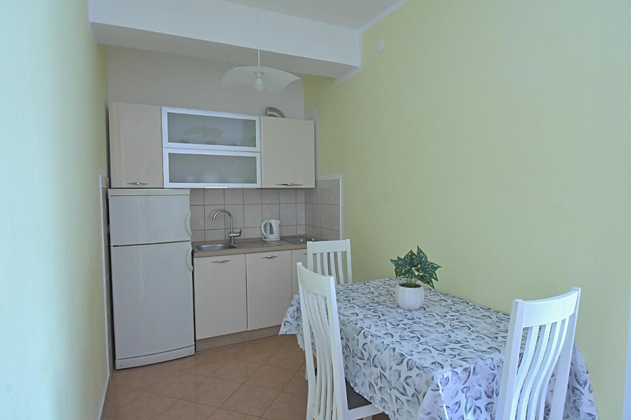 Apartments Tonci And Iris Примоштен Екстер'єр фото