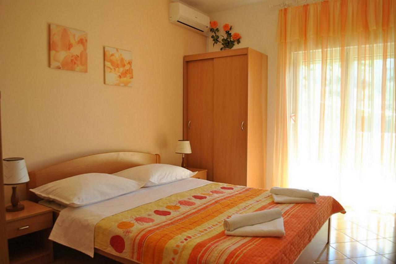 Apartments Tonci And Iris Примоштен Екстер'єр фото